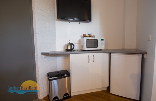 Greenwell Point Hotel | Anchor Bay Motel