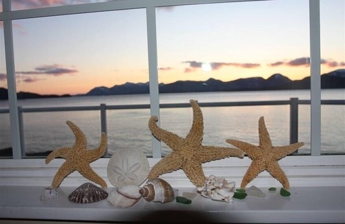 Ketchikan Apartment | Anchor Inn by the Sea on the waterfront in Ketchikan Alaska
