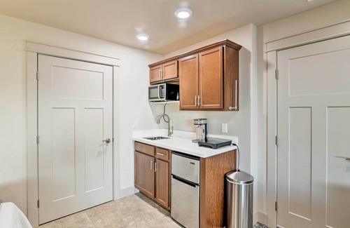 Hillside East Apartment | Anchorage Getaway w/Mtn Views < 5 Mi to Zoo!