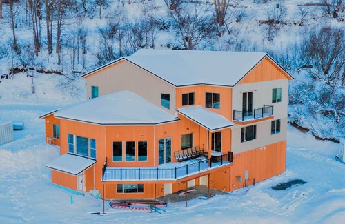 Hillside East Apartment | Anchorage Getaway w/Mtn Views < 5 Mi to Zoo!