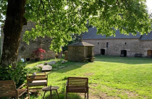 Saint-Merd-les-Oussines Bed & Breakfast | Ancien Prieure Chambre King Size avec sauna et bain nordique privatifs en extérieur