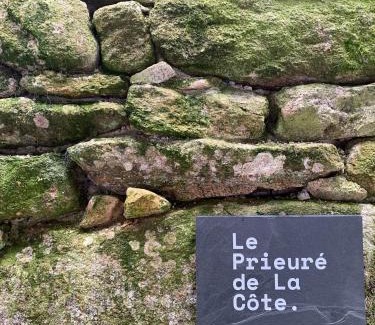 Saint-Merd-les-Oussines Bed & Breakfast | Ancien Prieure Chambre King Size avec sauna et bain nordique privatifs en extérieur