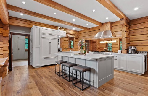 Pemberton Ski Chalet | Ancient Cedars Lodge - Luxury log cabin accommodating up to 10 guests