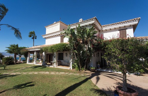 Cerrado de Calderon Villa | Andalusian villa overlooking the bay of Malaga