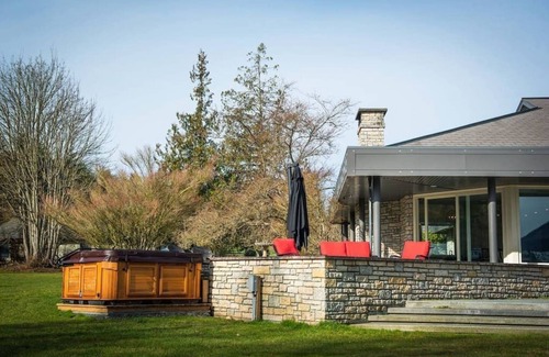 Cobble Hill Villa | Anderson Lane l Beach Access l Sleeps 22 I Hot Tub