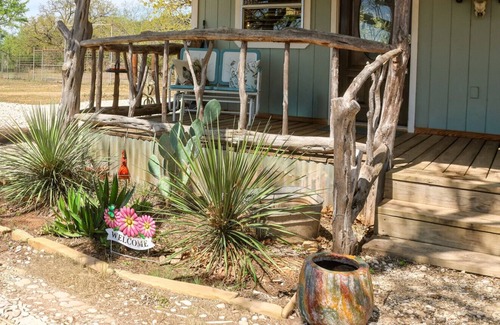 Lometa Apartment | Andi`s Cabin at Red Bluff Guest Ranch