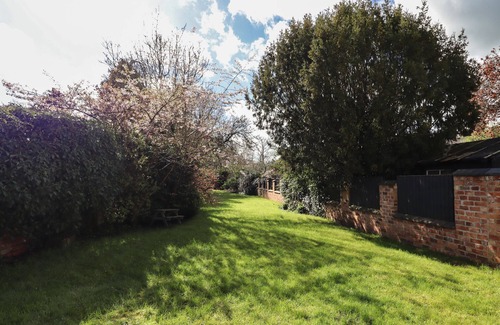 Nantwich Cottage | ANGLESEY HOUSE, pet friendly, luxury holiday cottage in Nantwich