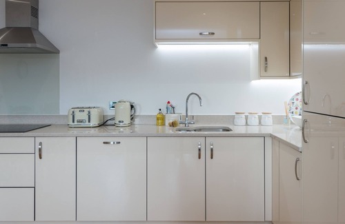 Bonnington Cottage | Annandale Street Apartment - Sleeps 4 guests