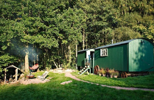 Tintern Cabin | Anne's Hut offers a romantic retreat for two in two interlinked shepherd's huts with decking area an