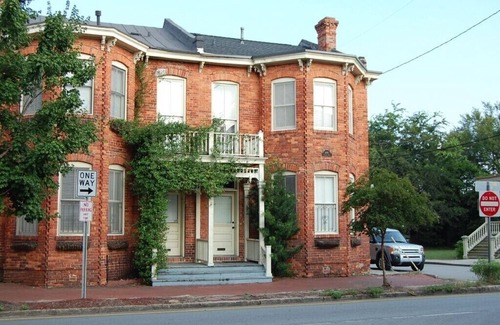 Historic Downtown Savannah House | Antique Gem! Fabulous Antiques:Historic Downtown:Coveted Free Parking for 2 Cars