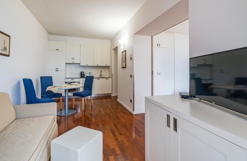 Meina Apartment | Antique palazzo from the 17th century, located on the lake and with private beach and common pool.