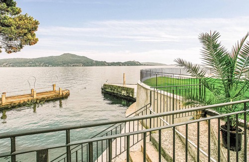 Meina Apartment | Antique palazzo from the 17th century, located on the lake and with private beach and common pool.