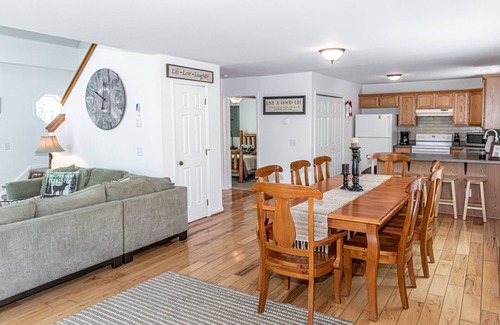 Briar Crest Woods Ski Chalet | Antler Chalet - Sleeps 10, Hot tub, Gameroom ~ 4 minutes to Big Boulder!