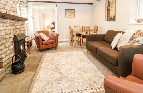 Churchill Cottage | ANVIL COTTAGE, family friendly, with open fire in Chipping Norton