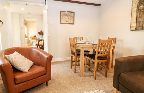 Churchill Cottage | ANVIL COTTAGE, family friendly, with open fire in Chipping Norton