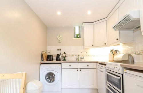 Churchill Cottage | ANVIL COTTAGE, family friendly, with open fire in Chipping Norton