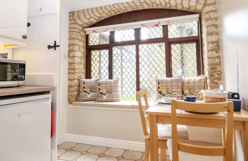 Churchill Cottage | ANVIL COTTAGE, family friendly, with open fire in Chipping Norton