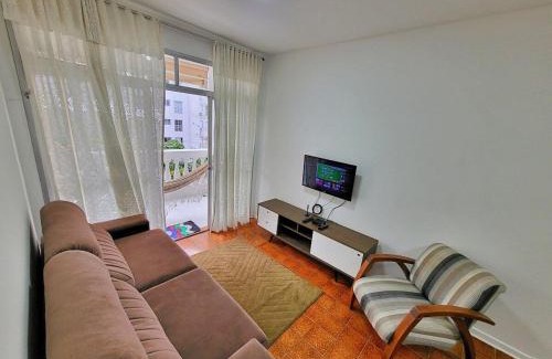 Jardim Centenario Apartment | Ap 02 dorms - Enseada - com sacada, Ar-Cond, Wi-Fi, 01 vaga, Lado Praia