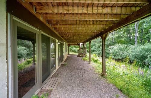 Jeffersonville Apartment | Aparment in the woods - 10 min. to Bethel Woods