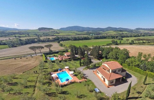 Montecatini Val di Cecina Apartment | Apartment '4' with Shared Pool, Shared Garden and Wi-Fi