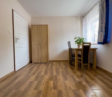 Brzeziny House | Apartament 4 osobowy obok Szpitala Brzeziny 2 pokoje Prywatna łazienka i kuchnia 32m2