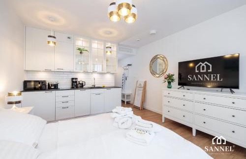 Pobierowo Apartment | Apartament Golden Mirror z basenami, strefą saun,jacuzzi W CENIE!- Pinea Apartments Pobierowo-SANNEL Apartments for rent