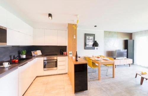 Niesulice Apartment | Apartament Kalinowo Golf - salon z opcją spania, kuchnia i 2 sypialnie, 1-6 osób