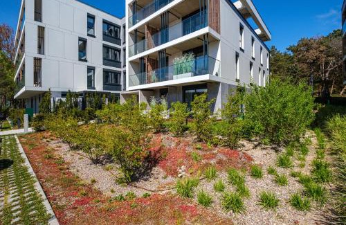 Jastarnia Apartment | Apartament Leśny Ogród - kompleks Wydma & Las - 200 m do Morza, widok na sosnowy las, leśny ogród o pow 160 m2, bezpłatny parking, faktura VAT, ochrona, plac zabaw, boisko wielofunkcyjne