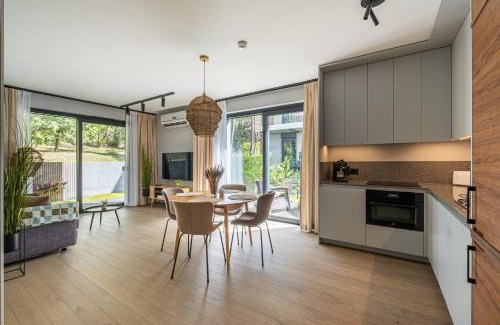 Jastarnia Apartment | Apartament Leśny Ogród - kompleks Wydma & Las - 200 m do Morza, widok na sosnowy las, leśny ogród o pow 160 m2, bezpłatny parking, faktura VAT, ochrona, plac zabaw, boisko wielofunkcyjne