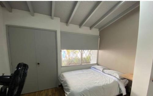 La Aguacatala Apartment | Apartamento cerca al centro comercial Santafé A105 By Roots Rentals