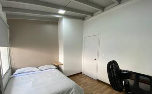 La Aguacatala Apartment | Apartamento cerca al centro comercial Santafé A105 By Roots Rentals