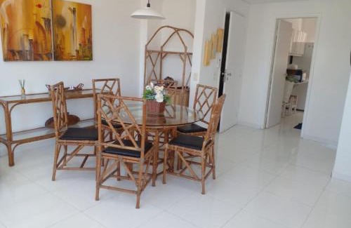 Jardim Praiano Apartment | Apartamento com 4 quartos, uma quadra da Praia Enseada, Guarujá