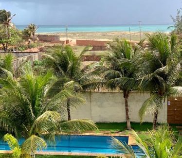 Taiba Apartment | Apartamento com vista para o mar, piscina , deck , playground e estacionamento .