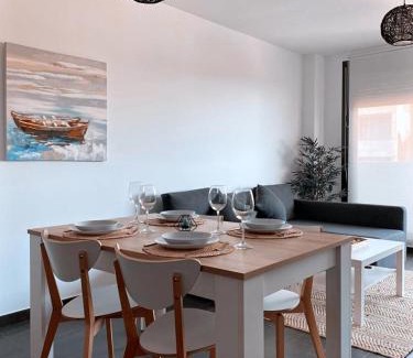 Roques Daurades Apartment | Apartamento en la playa con vistas al mar