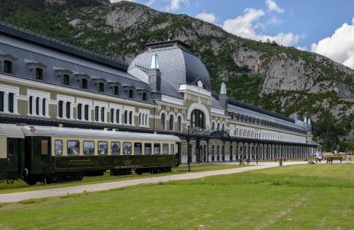 Canfranc-Estacion Apartment | Apartamento familiar Canfranc Estación