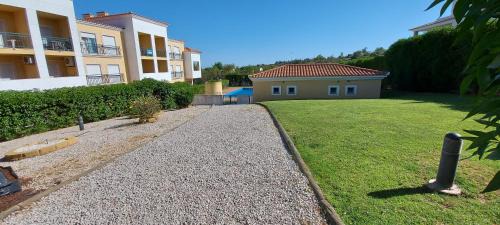 Monte Raposo Apartment | Apartamento piscina 5 minutos praia