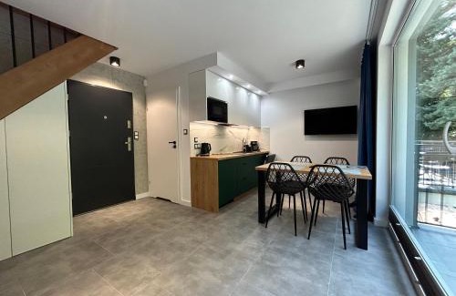 Ustka Apartment | Apartamenty w sam las by KLIF Ustka - apartament dwupoziomy z klimatyzacją, balkonem i widokiem na las