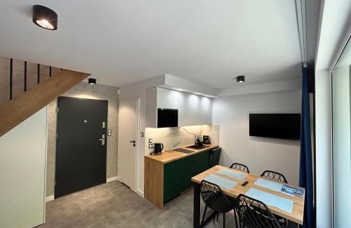 Ustka Apartment | Apartamenty w sam las by KLIF Ustka - apartament dwupoziomy z klimatyzacją, balkonem i widokiem na las