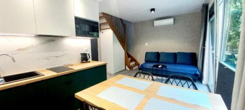 Ustka Apartment | Apartamenty w sam las by KLIF Ustka - apartament dwupoziomy z klimatyzacją, balkonem i widokiem na las