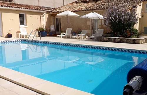 Bellevigne Apartment | Apartement Ruisseau - a light and airy property beside pool.