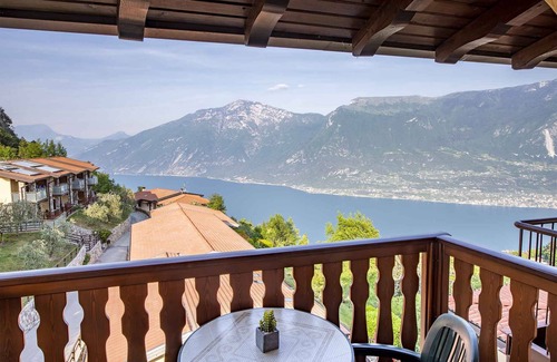 Campi Condo | Apartement with pool and balcony with side lake view