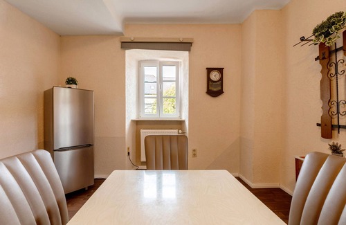 Thaleischweiler-Froschen Apartment | Apartment '8' with Shared Garden and Wi-Fi