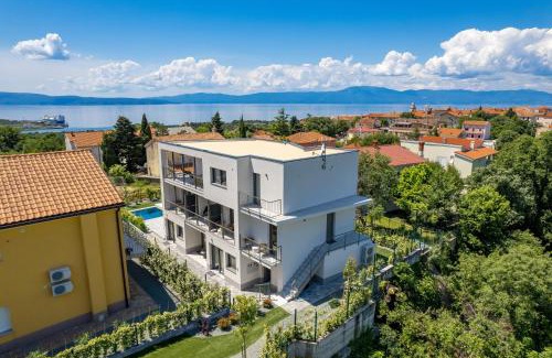 Municipality of Omisalj Apartment | Apartmani Vila Mara M 4 heated pool and whirpool
