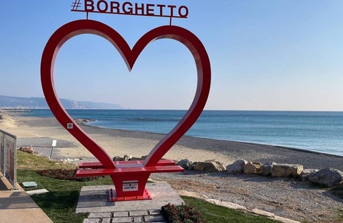Borghetto Santo Spirito Apartment | Apartment 'Il Fosso' with Sea View, Wi-Fi