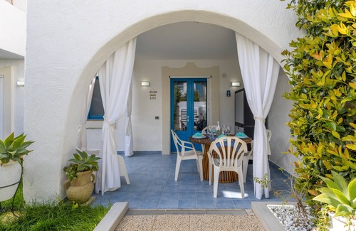 Ispica Apartment | Apartment 'D R Holiday Home' with Private Garden close to the sea
