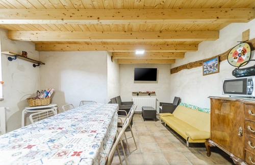 San Martin de Rubiales Apartment | Apartment 'Tierra' with Shared Garden, Balcony and Wi-Fi