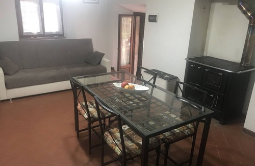 Castiglion Fiorentino Apartment | Apartment with balcony in the Perugia-Siena-Florence triangle