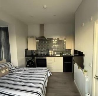 Wellington Apartment | APARTMENT 1, Westmount