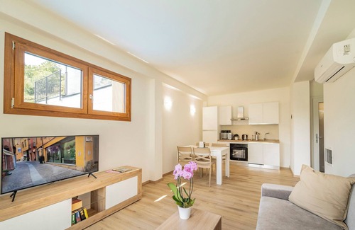 Carlazzo Apartment | Apartment "5" with Lake View, Shared Pool & Wi-Fi