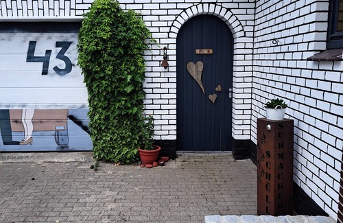 Varel Apartment | Apartment and more . Creative garden with fire pit and barbecue
